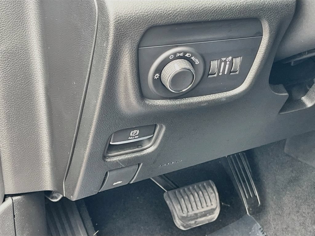 Used 2025 Jeep Grand Cherokee Altitude RWD image 9