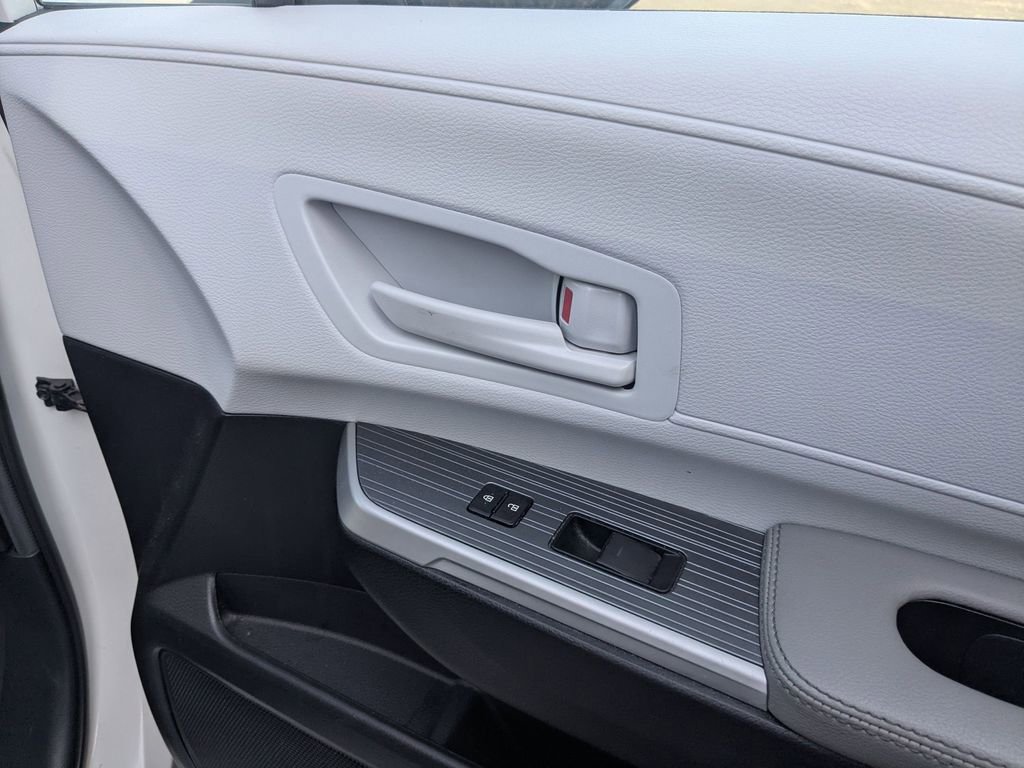 Used 2025 Toyota Sienna LE image 32