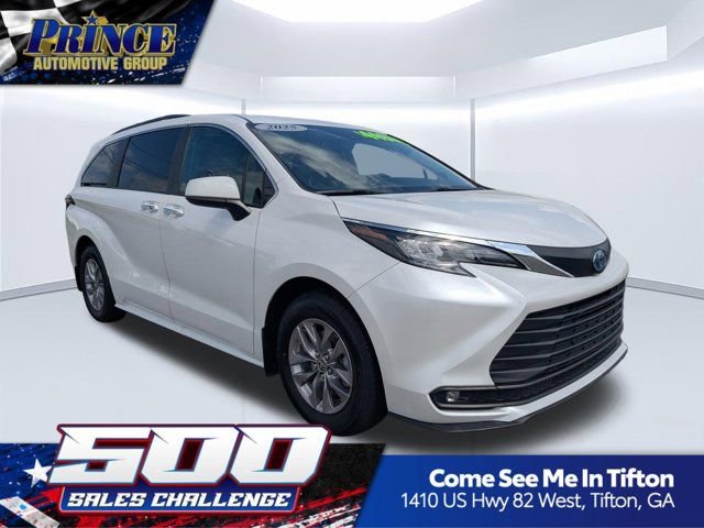 Used 2025 Toyota Sienna XLE w/ XLE Plus Package FWD image 1