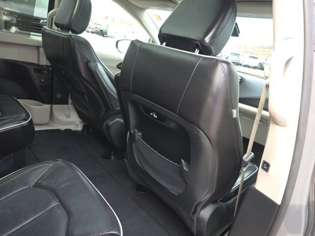 Used 2023 Chrysler Pacifica Limited FWD image 12