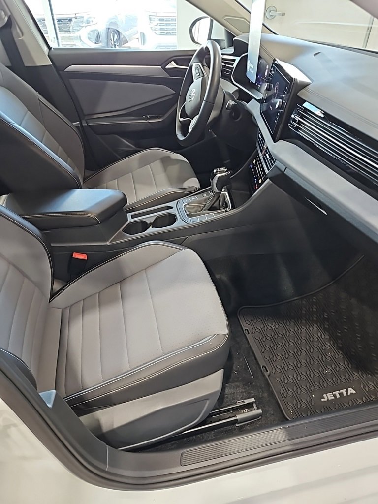 Used 2025 Volkswagen Jetta SE image 13