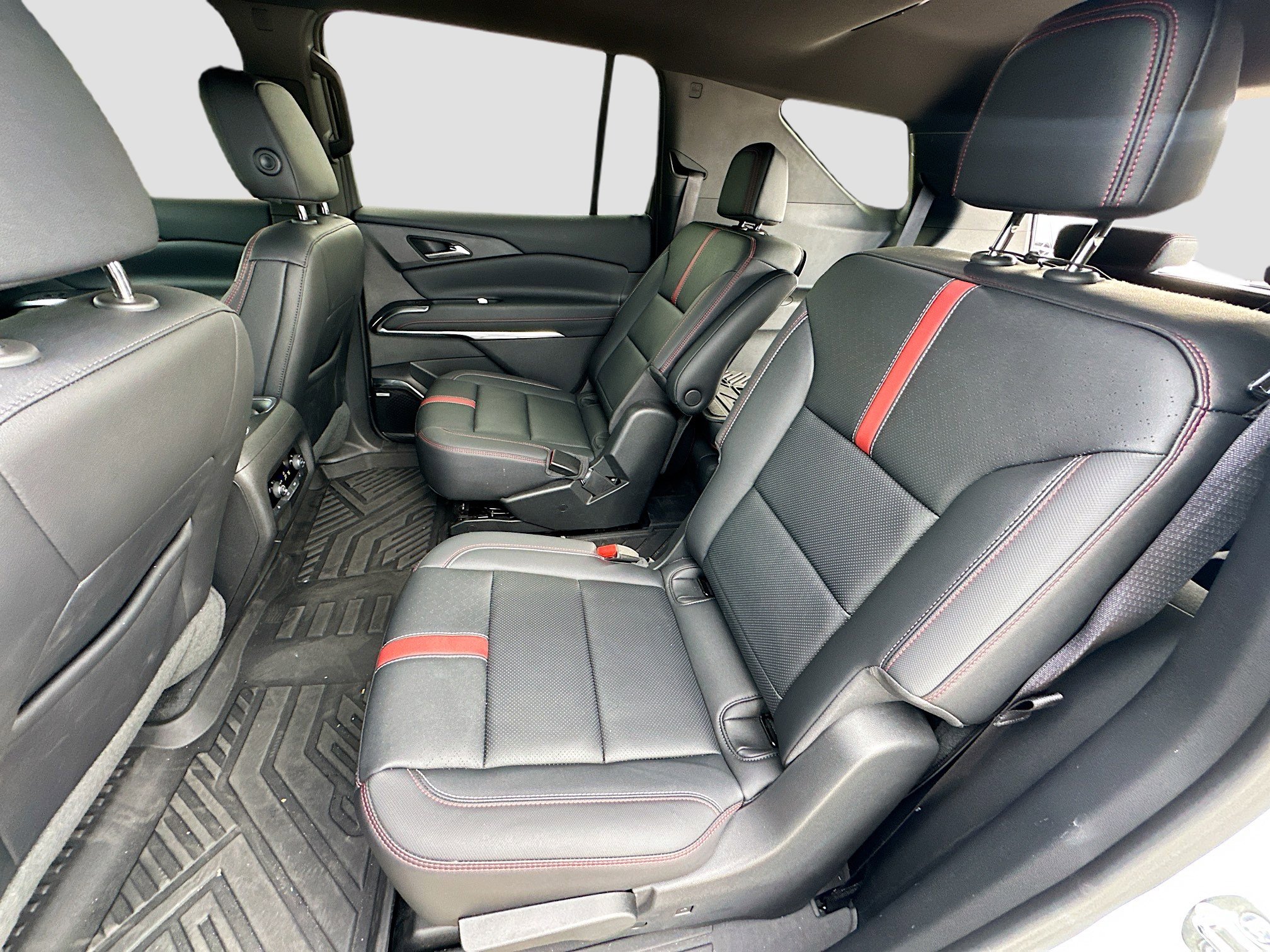 Used 2025 Chevrolet Traverse RS image 26