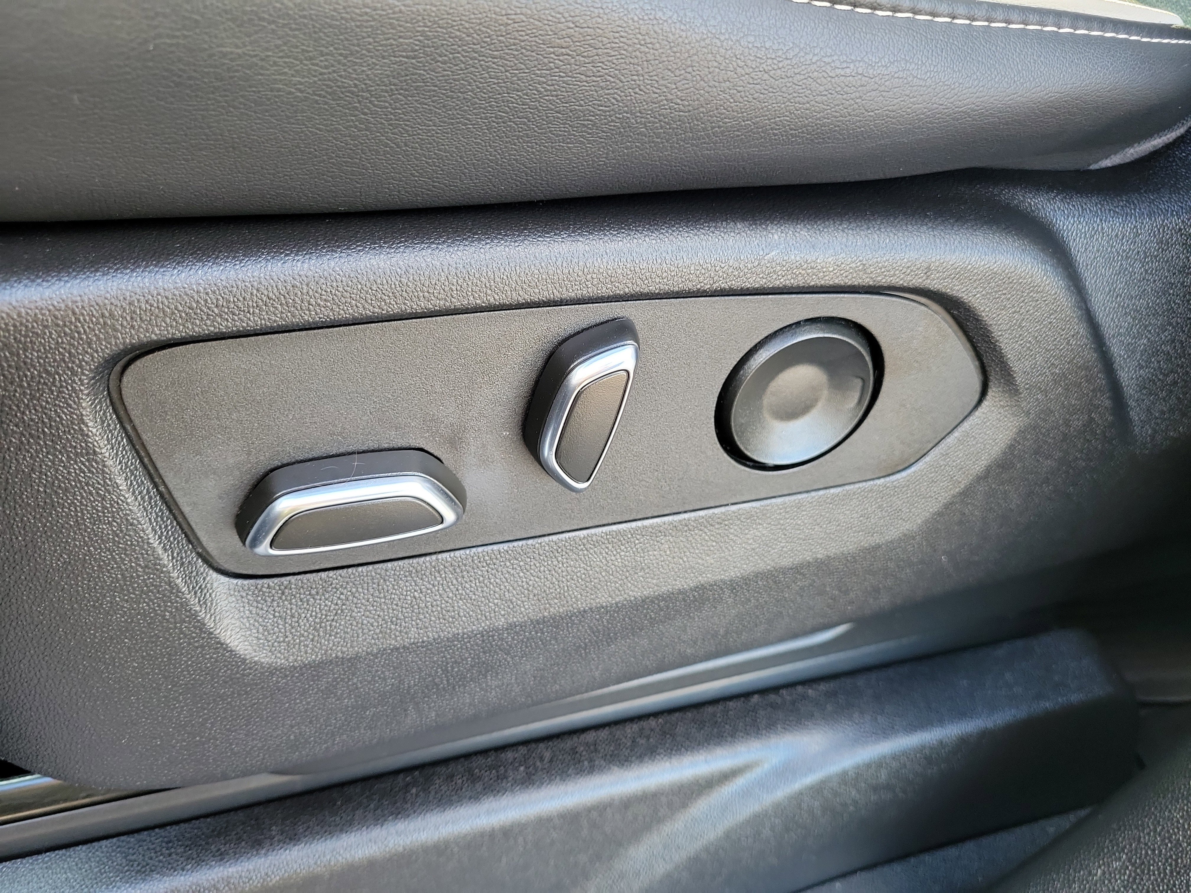 Used 2022 Cadillac Escalade Premium Luxury image 18