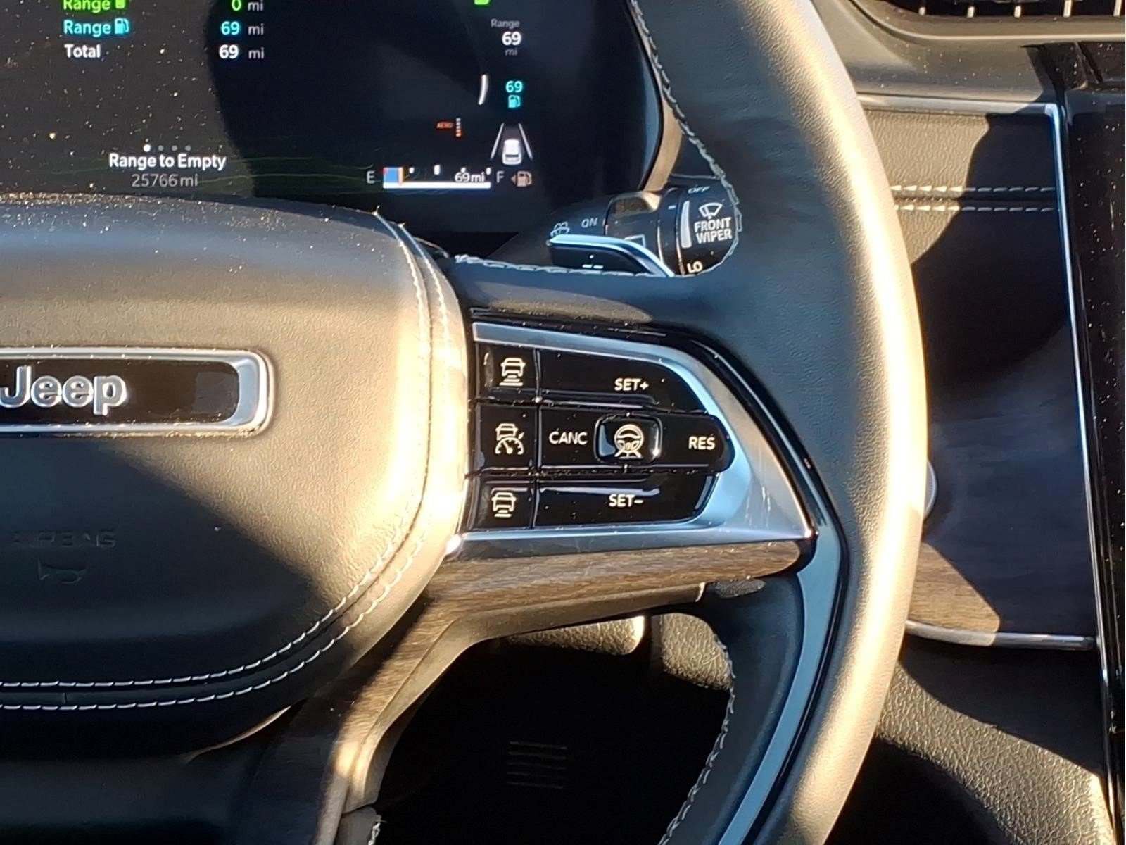 Used 2025 Jeep Grand Cherokee Overland w/ Advanced Protech Group III AWD/4WD image 14
