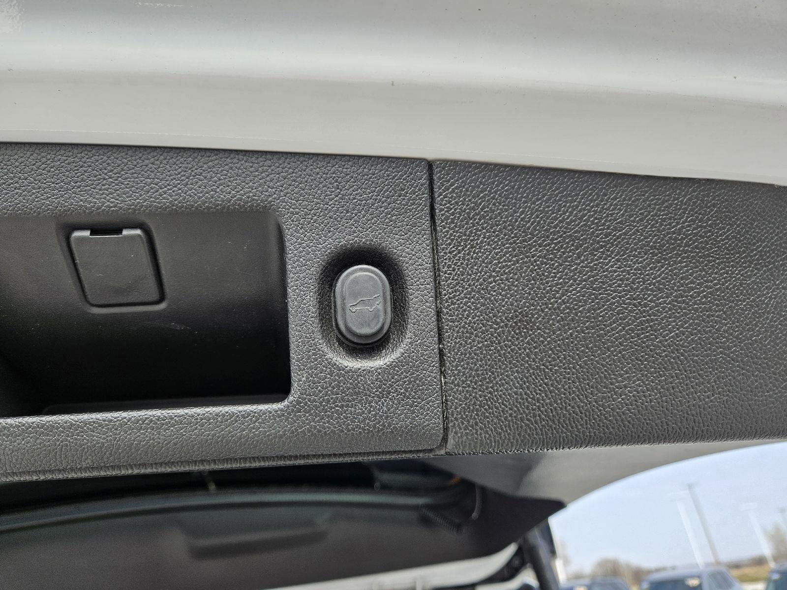 Used 2019 Chevrolet Suburban Premier w/ Premier Plus Edition image 27