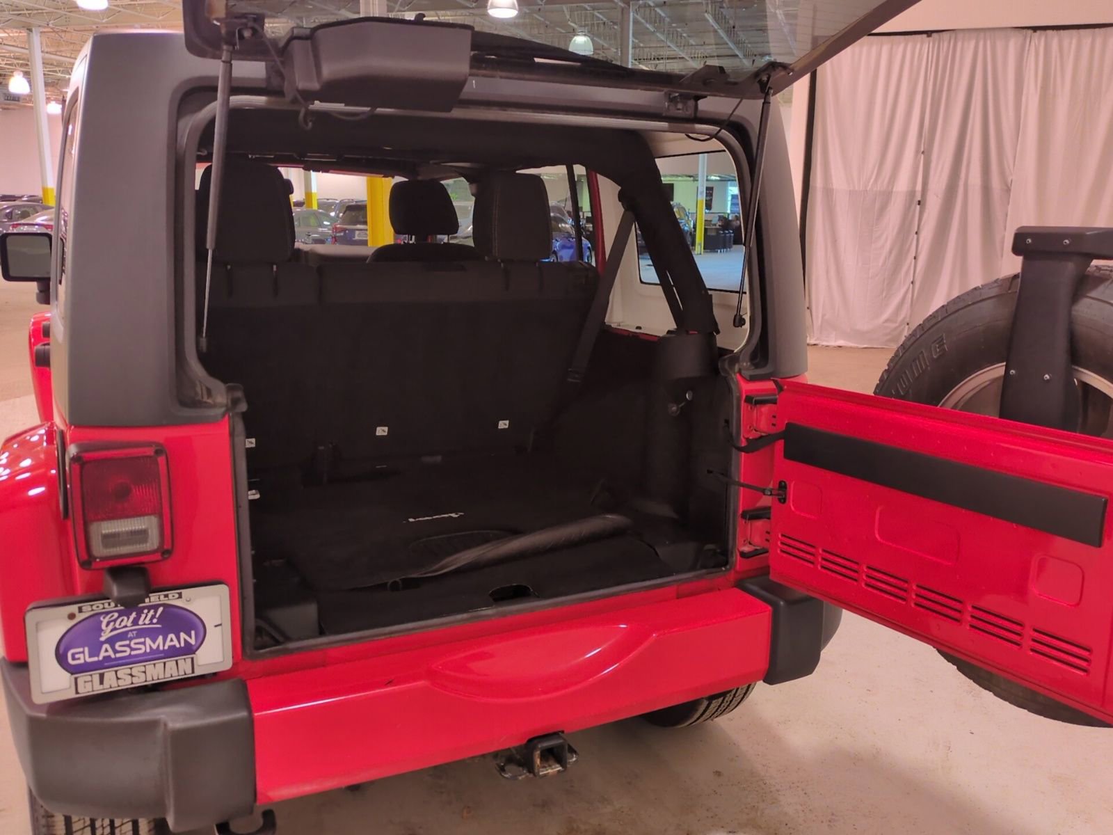 Used 2017 Jeep Wrangler Unlimited Sahara w/ Connectivity Group AWD/4WD image 13