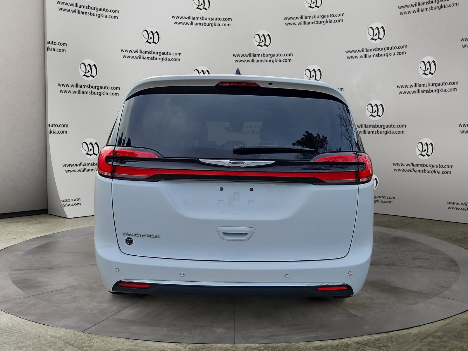 Used 2024 Chrysler Pacifica Touring-L image 4