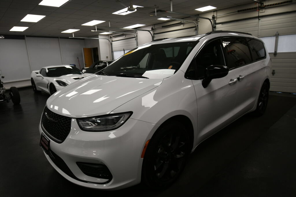 Used 2025 Chrysler Pacifica Limited FWD image 4