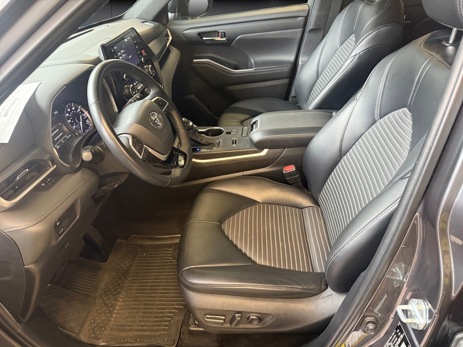 Used 2022 Toyota Highlander XSE FWD image 11