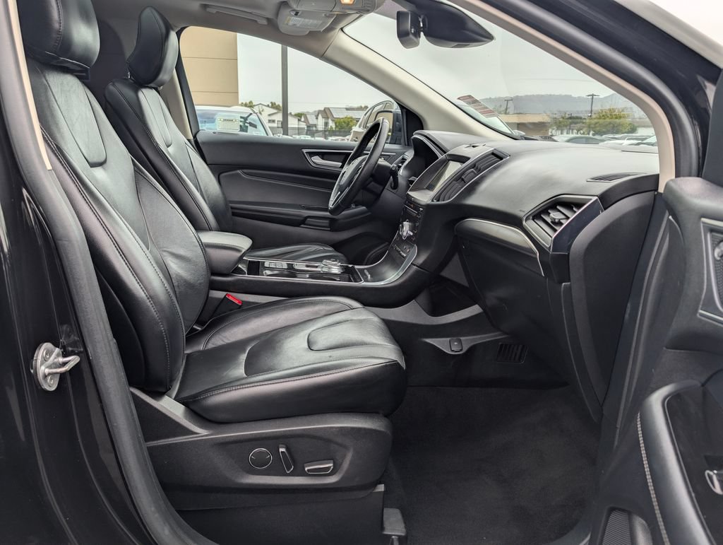 Used 2019 Ford Edge Titanium w/ Equipment Group 301A FWD image 10