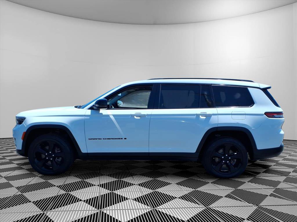 Used 2023 Jeep Grand Cherokee L Limited w/ Black Appearance Package AWD/4WD image 9