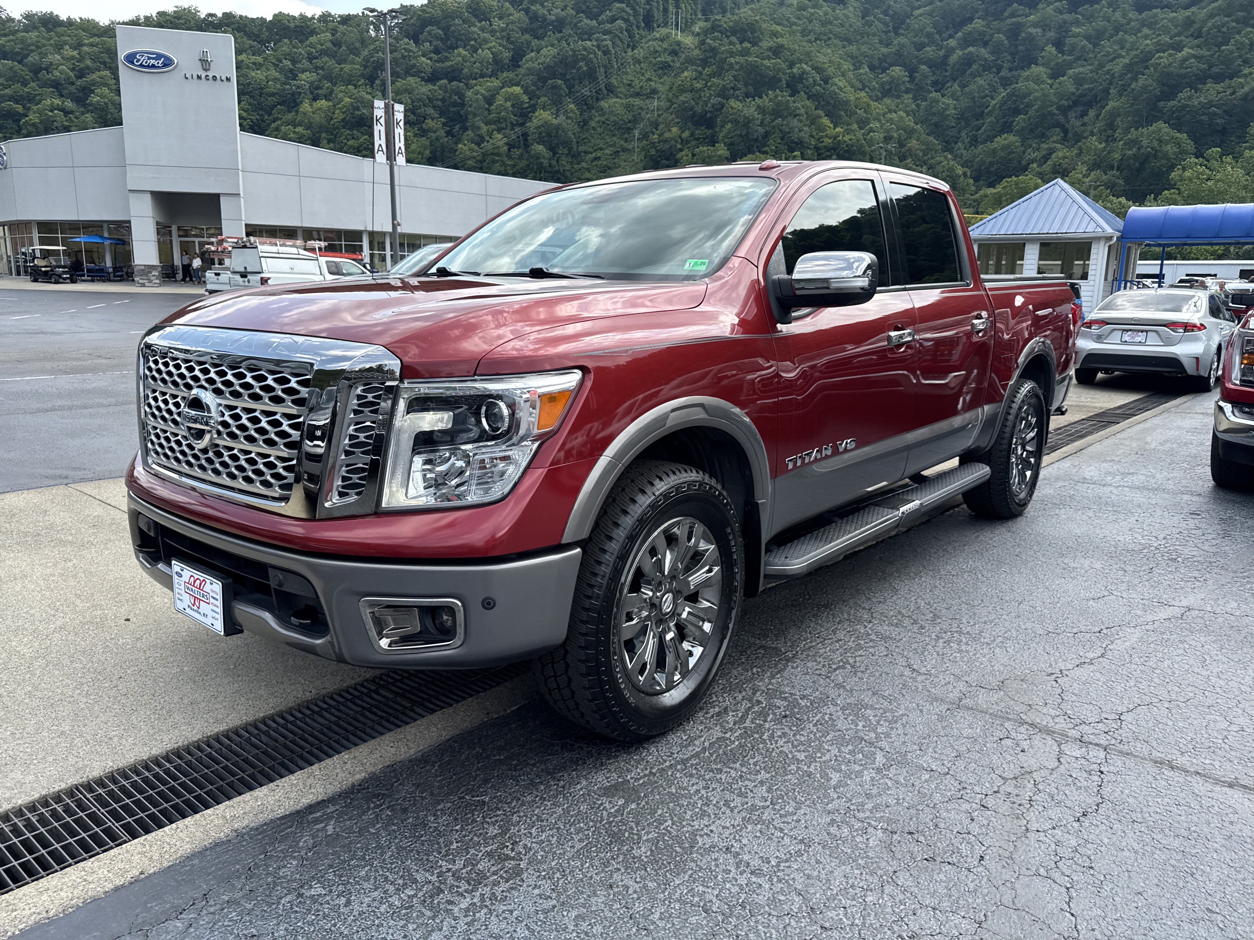 Used 2018 Nissan Titan Platinum Reserve w/ Platinum Utility Package AWD/4WD image 5