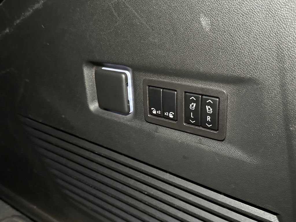 Used 2023 Chevrolet Suburban LT w/ Luxury Package image 14