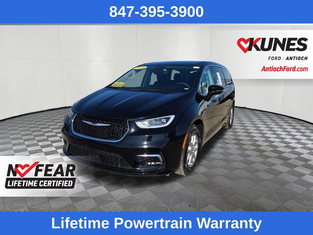 Used 2024 Chrysler Pacifica Touring-L image 3