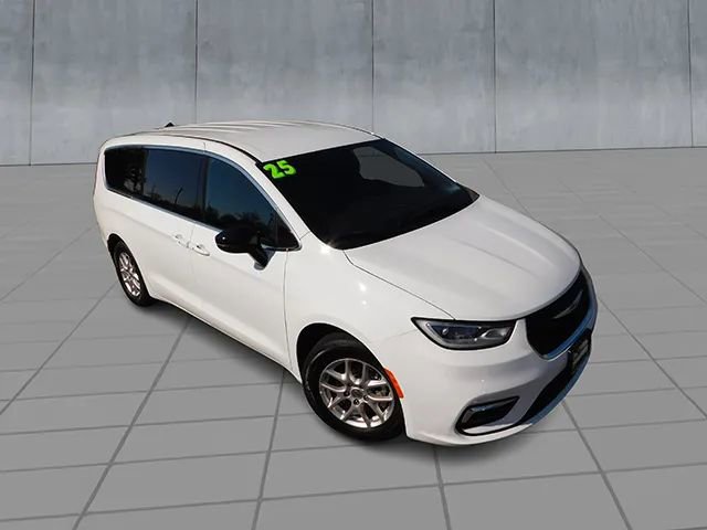Used 2025 Chrysler Pacifica Select FWD image 2