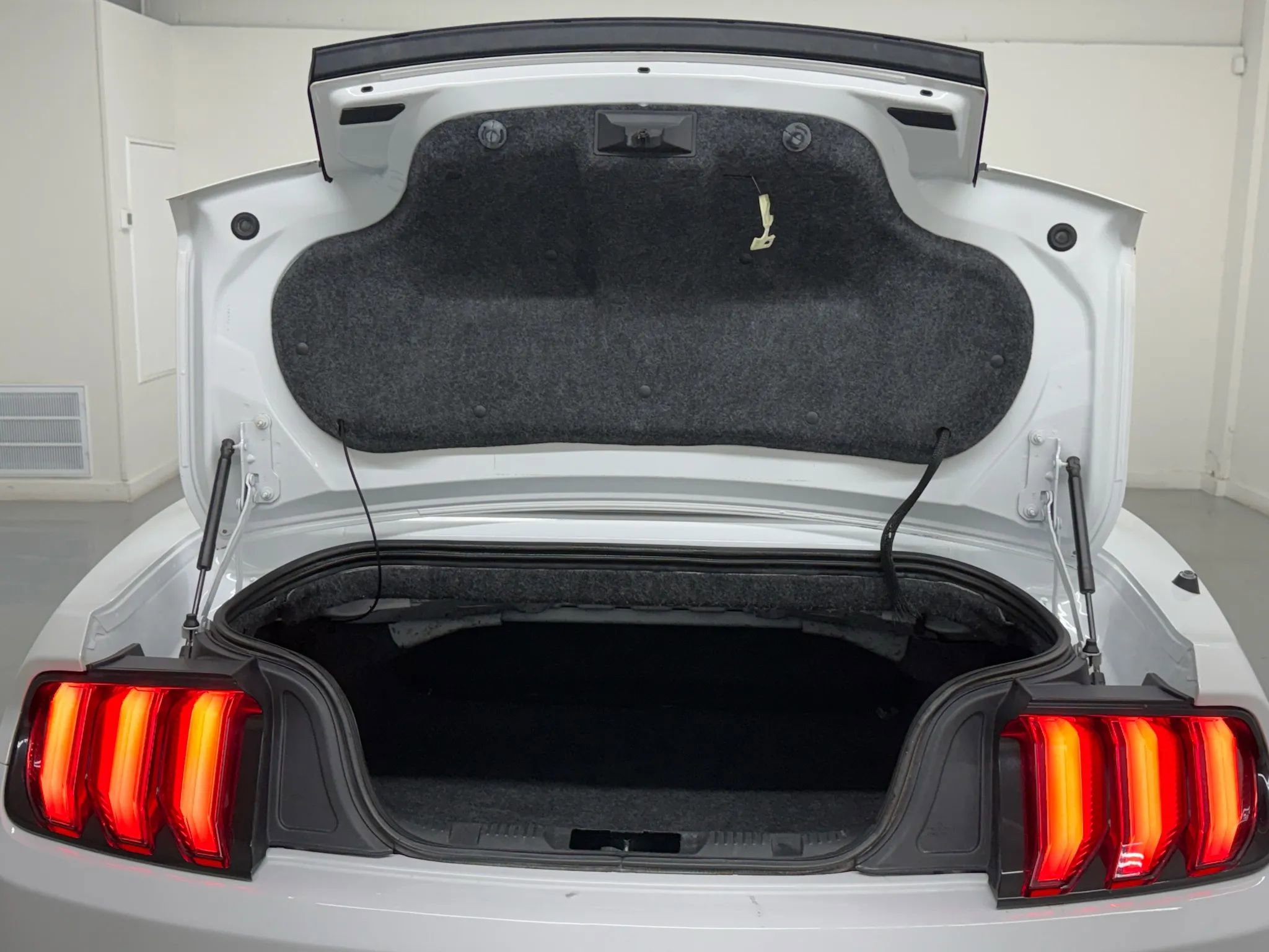 Used 2019 Ford Mustang Premium image 39