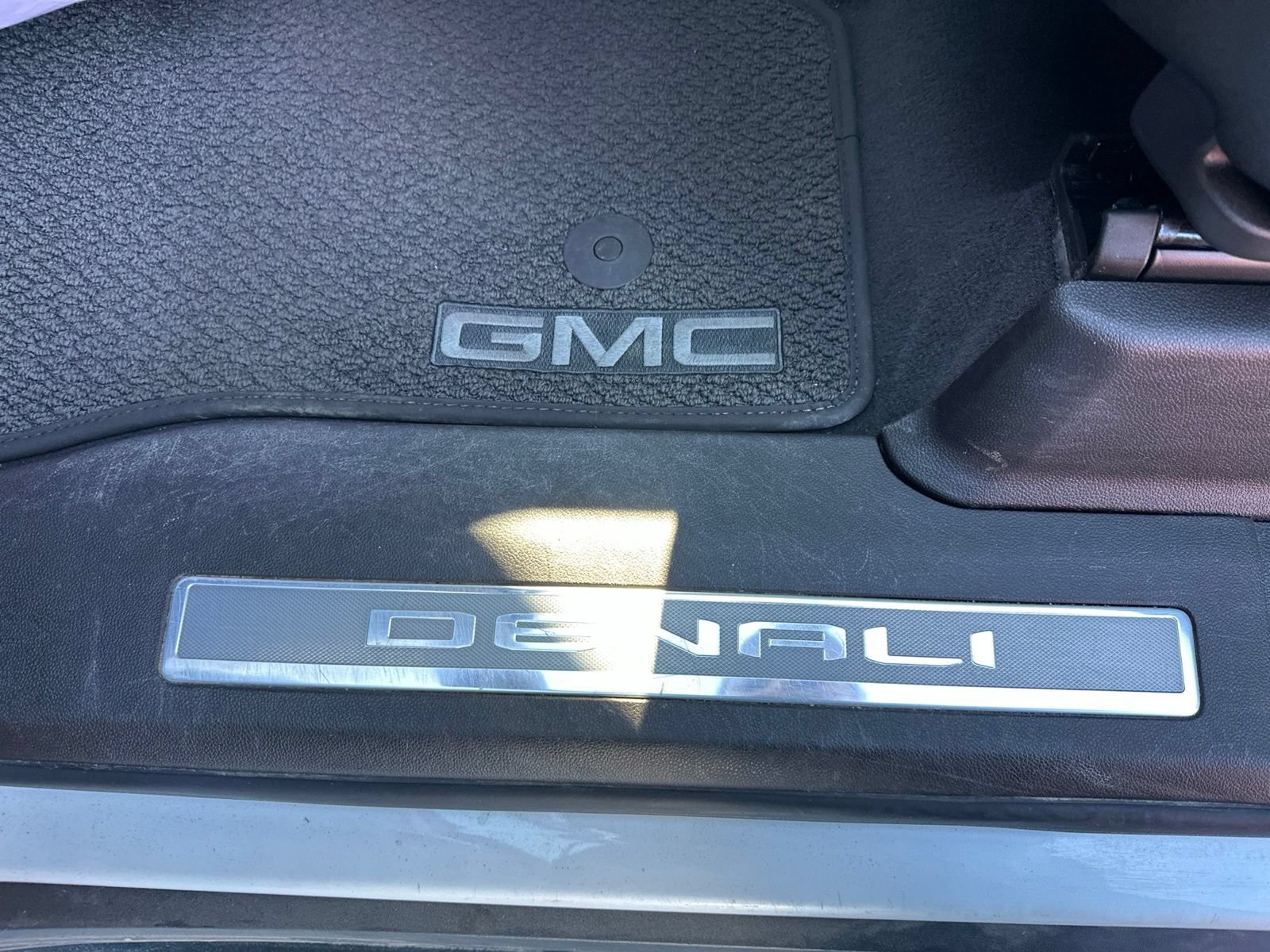 Used 2024 GMC Yukon XL Denali AWD/4WD image 18