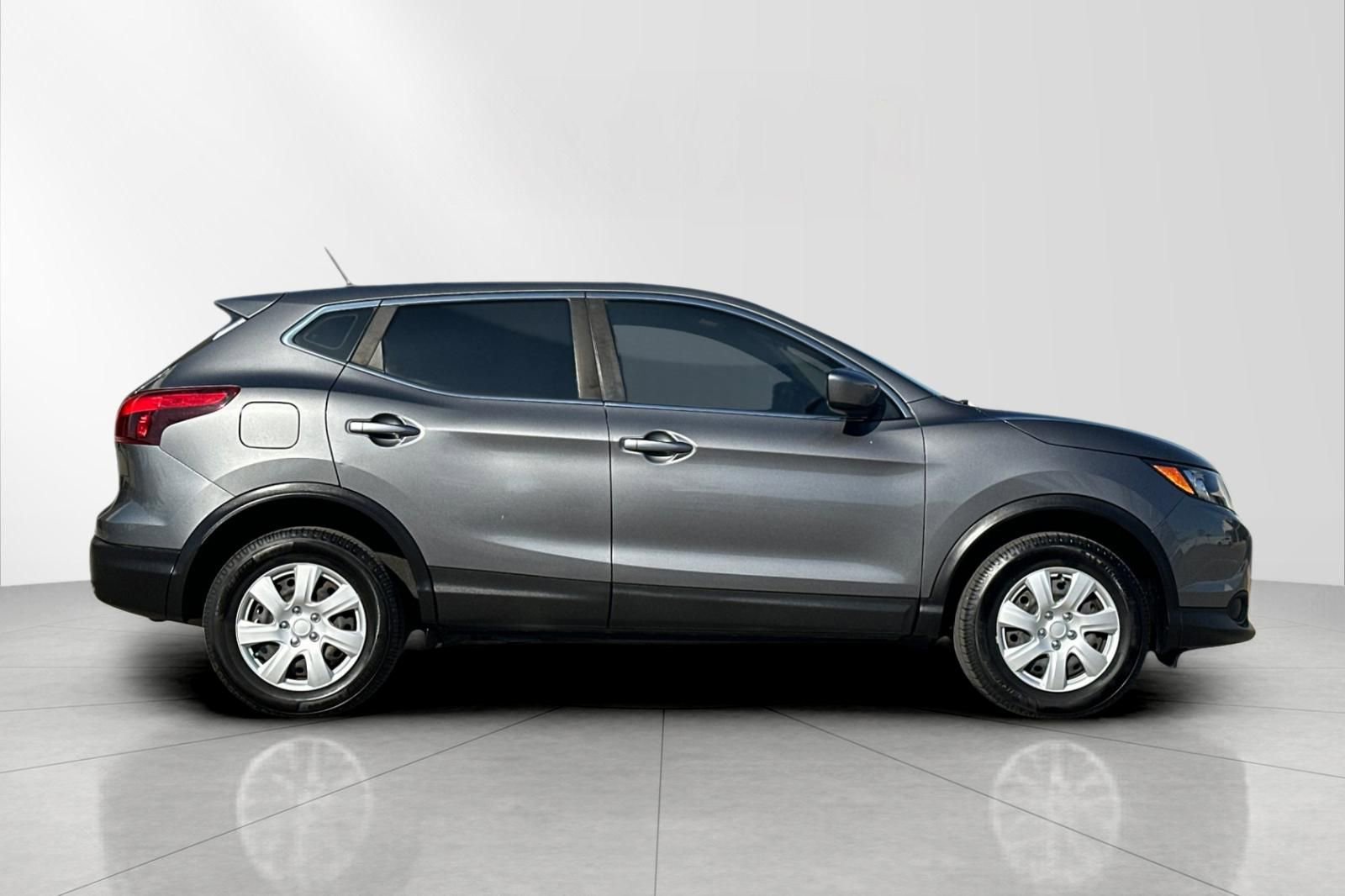 Used 2019 Nissan Rogue Sport S image 2