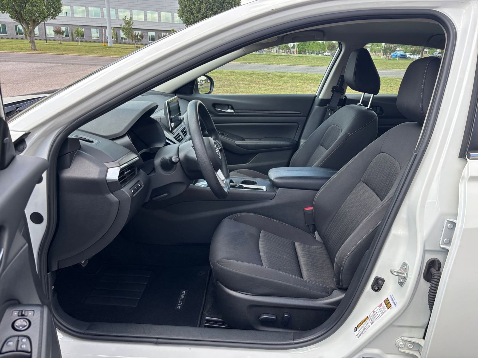Used 2025 Nissan Altima 2.5 SV FWD image 27