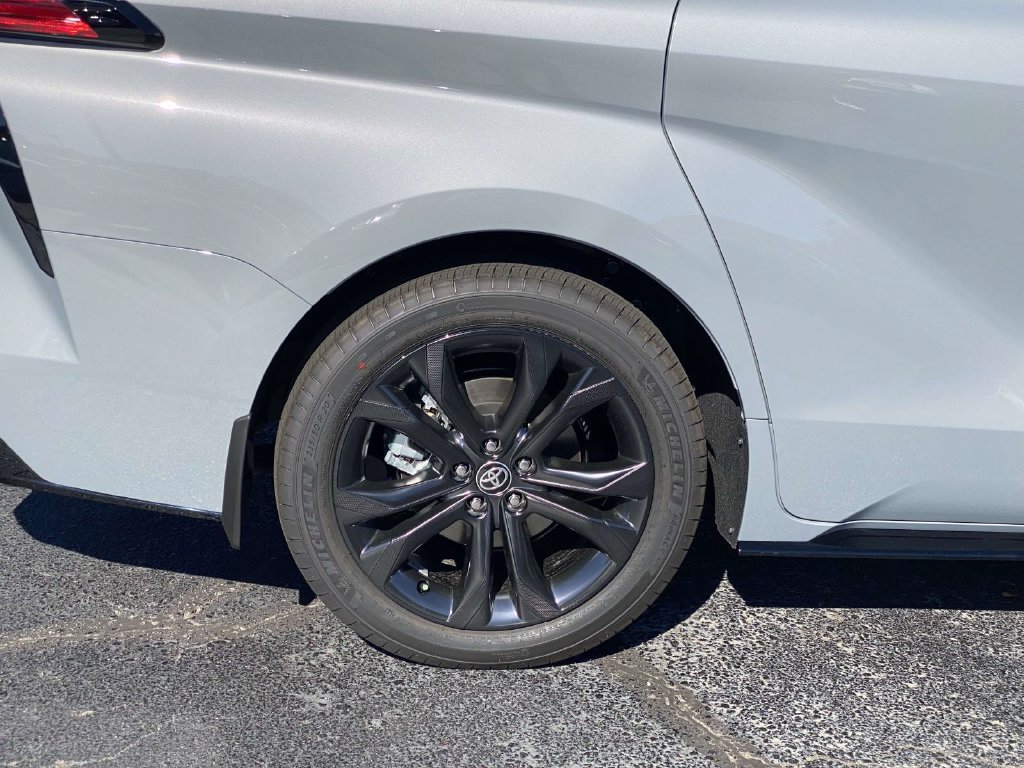 New 2026 Toyota Sienna XSE FWD image 3