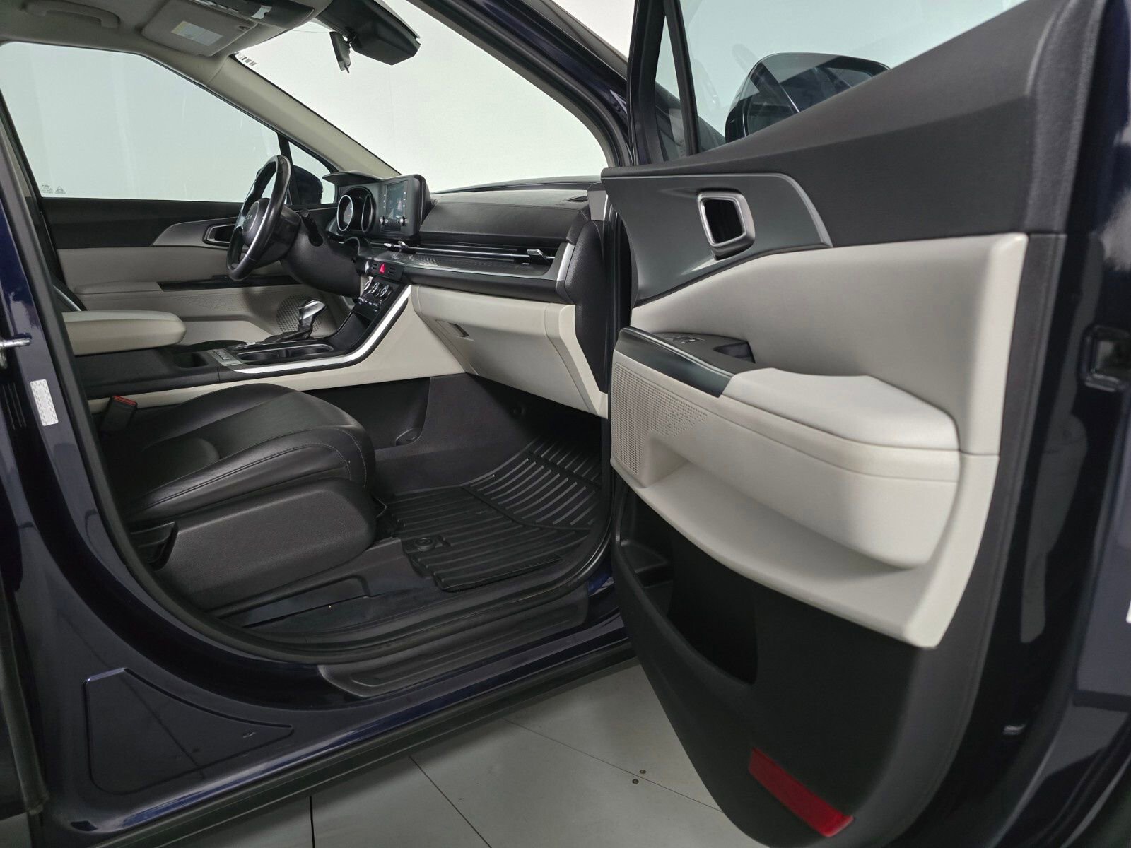 Used 2023 Kia Carnival LX image 20