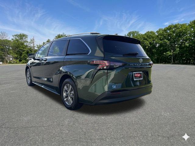 Used 2025 Toyota Sienna XLE FWD image 6