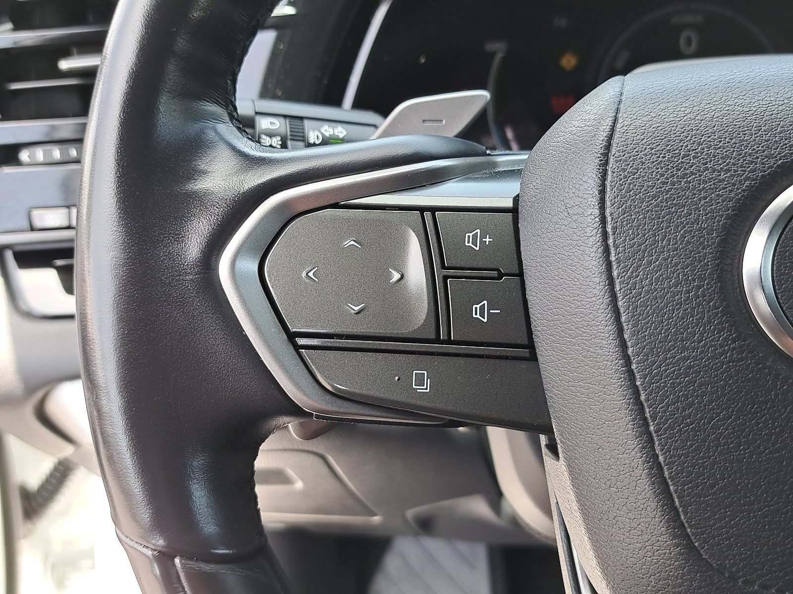 Used 2024 Lexus RX 450h AWD w/ Convenience Package image 17