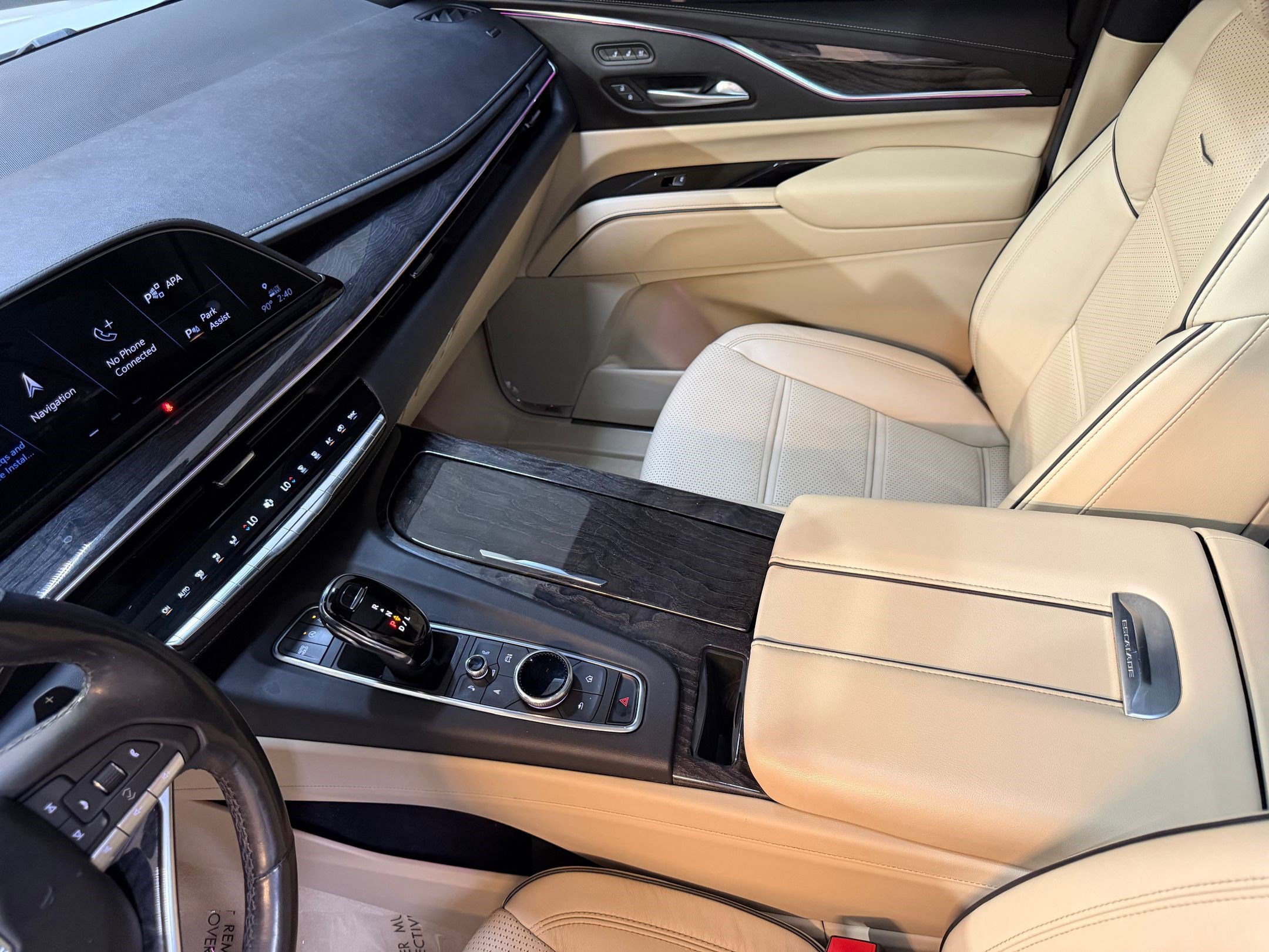 Used 2023 Cadillac Escalade Premium Luxury image 38