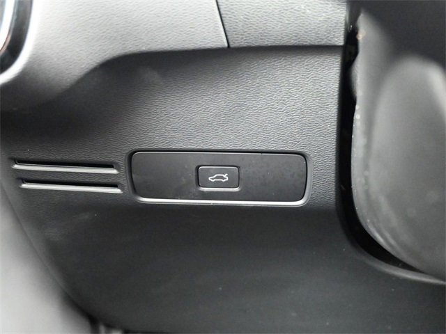 Used 2024 Volvo XC40 B5 Plus image 28