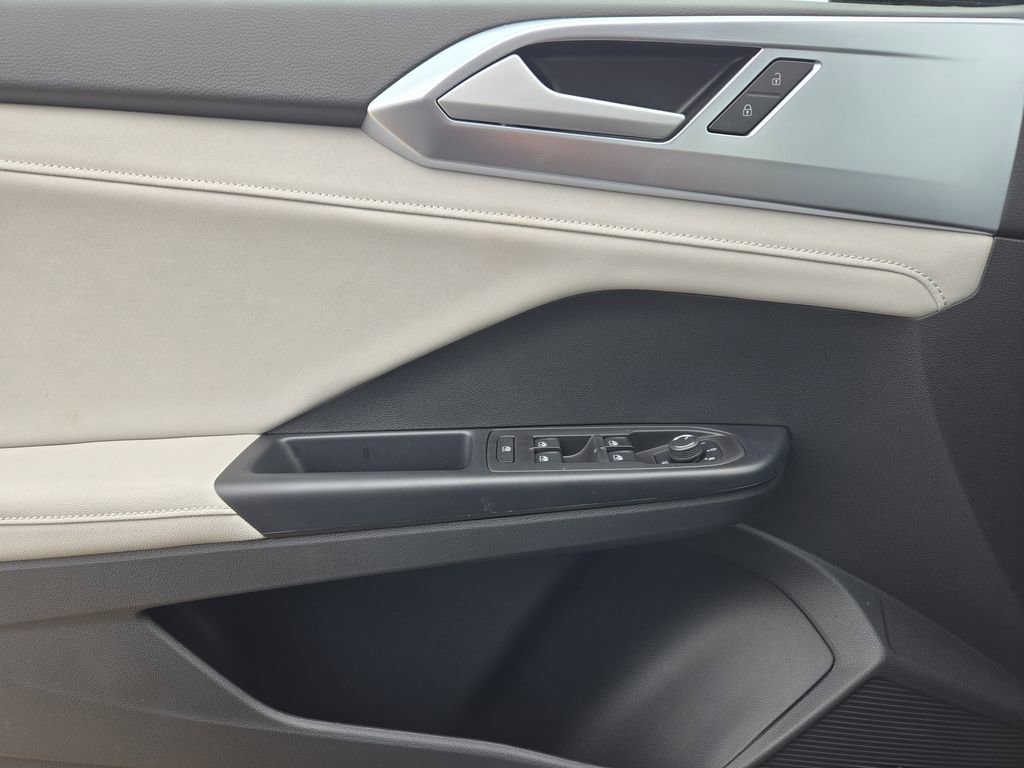 New 2026 Volkswagen Taos SE image 18