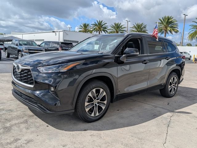 Used 2024 Toyota Highlander XLE image 3