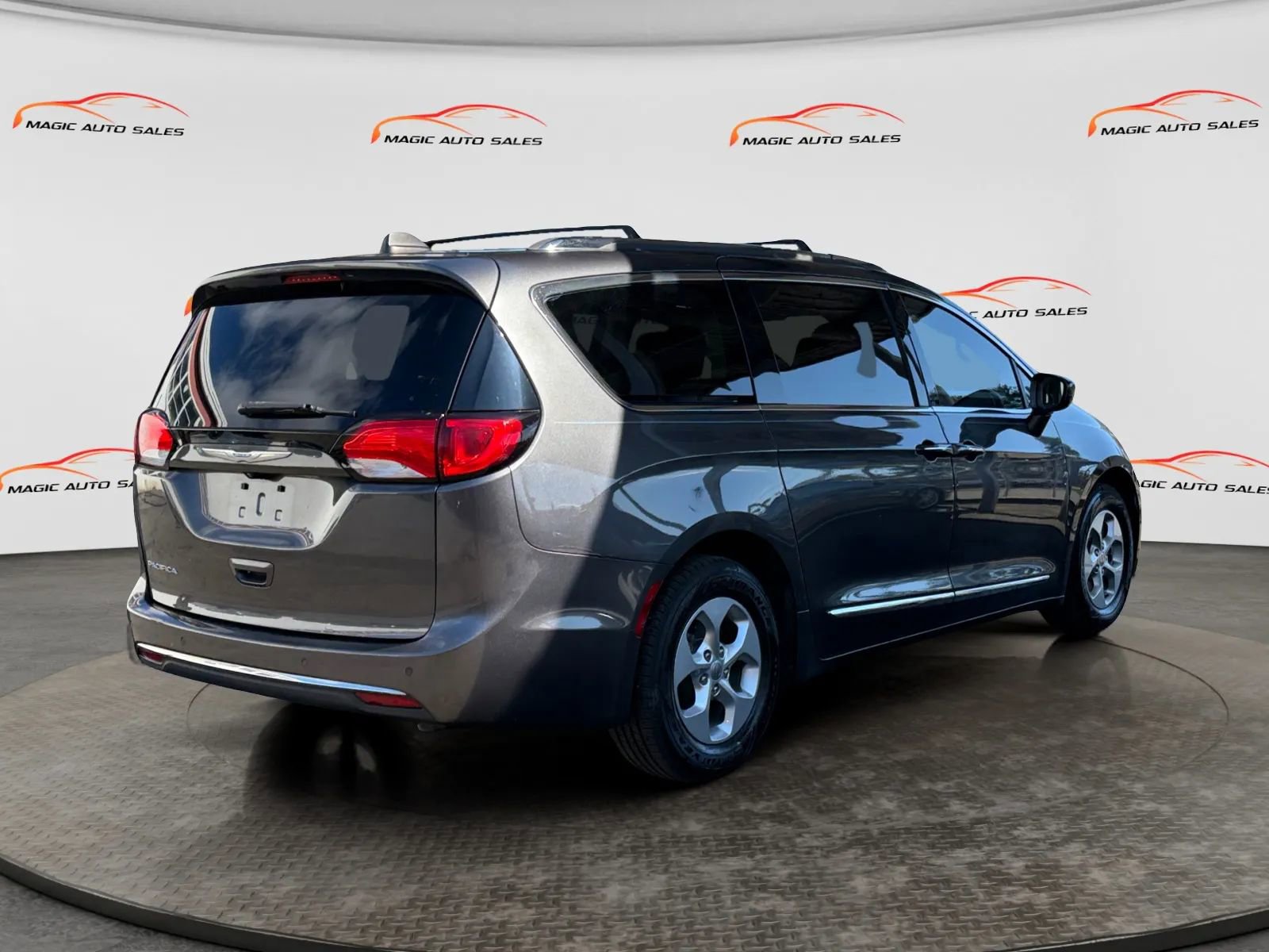 Used 2017 Chrysler Pacifica Touring-L Plus image 8