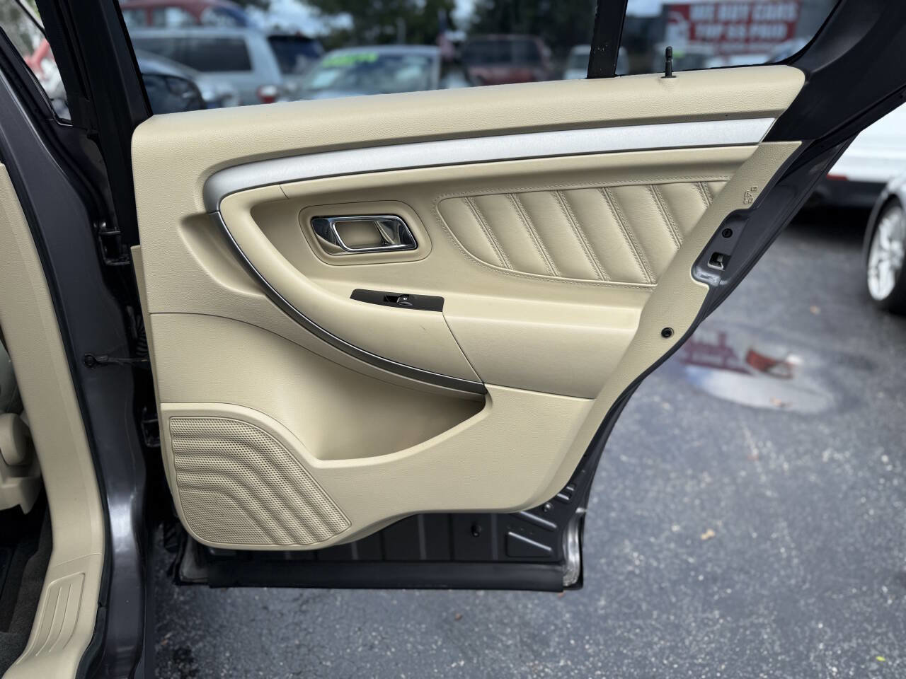 Used 2013 Ford Taurus SE image 26