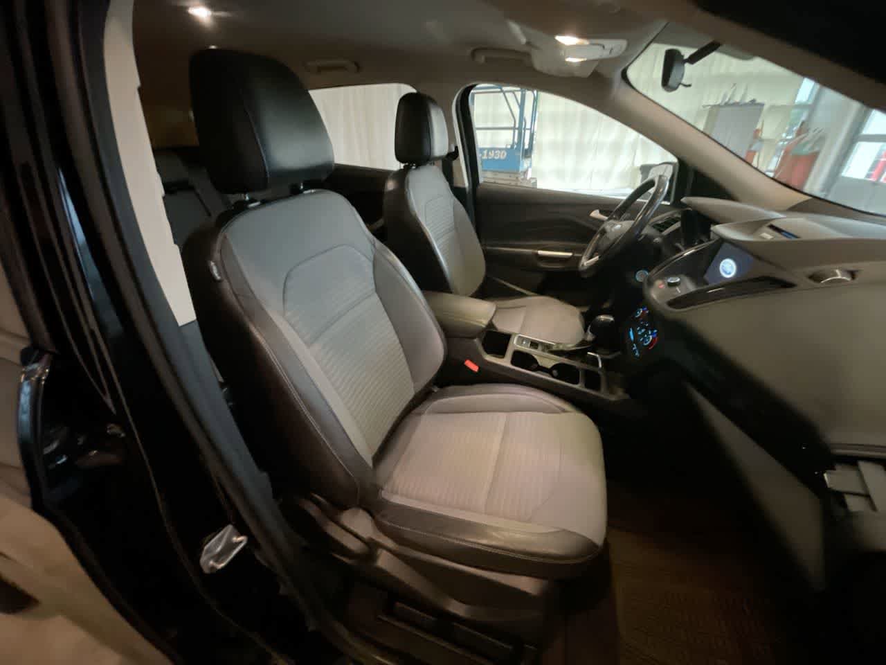 Used 2017 Ford Escape SE w/ Equipment Group 201A AWD/4WD image 24