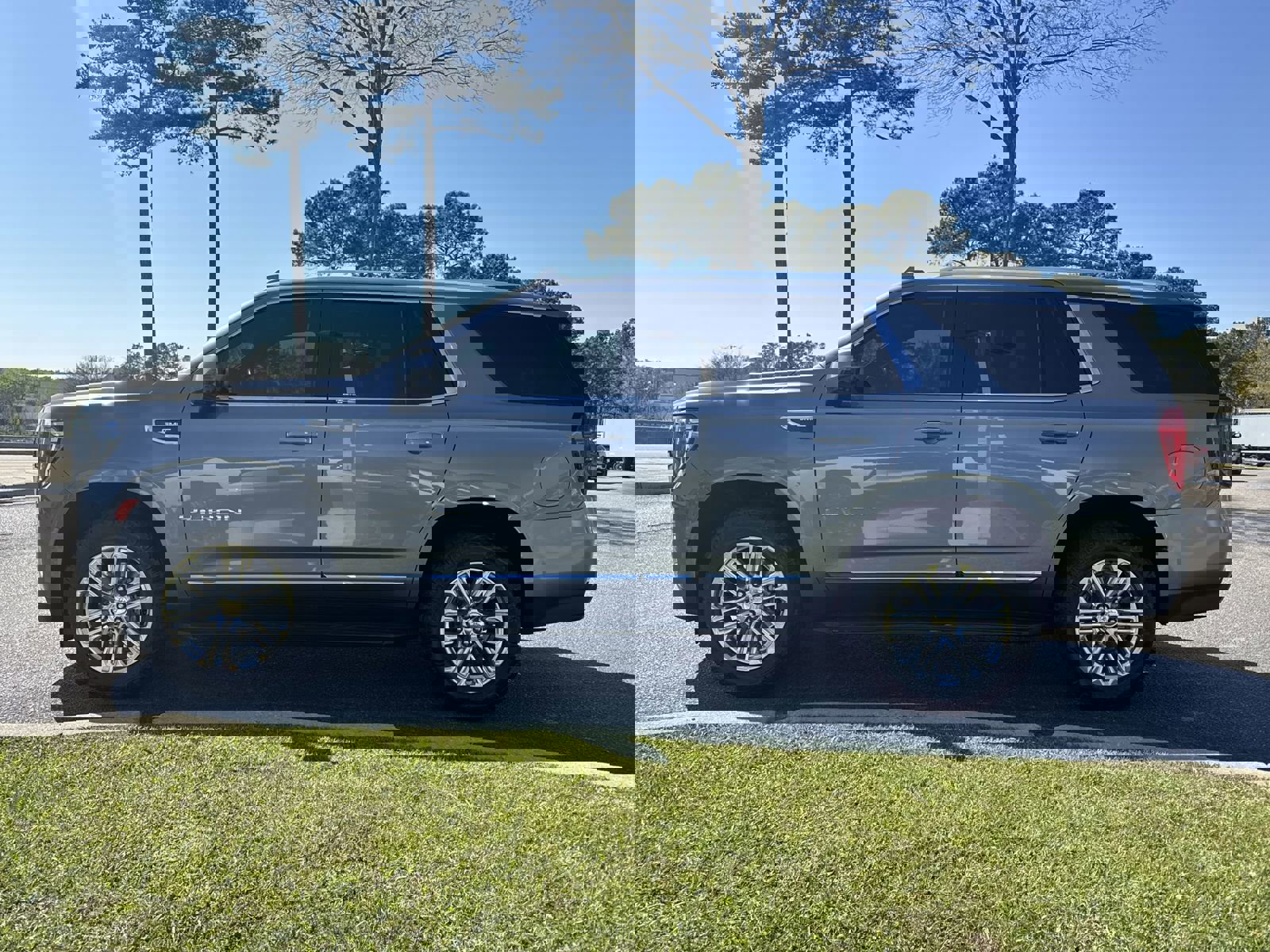 Used 2022 GMC Yukon SLT w/ SLT Premium Package image 7