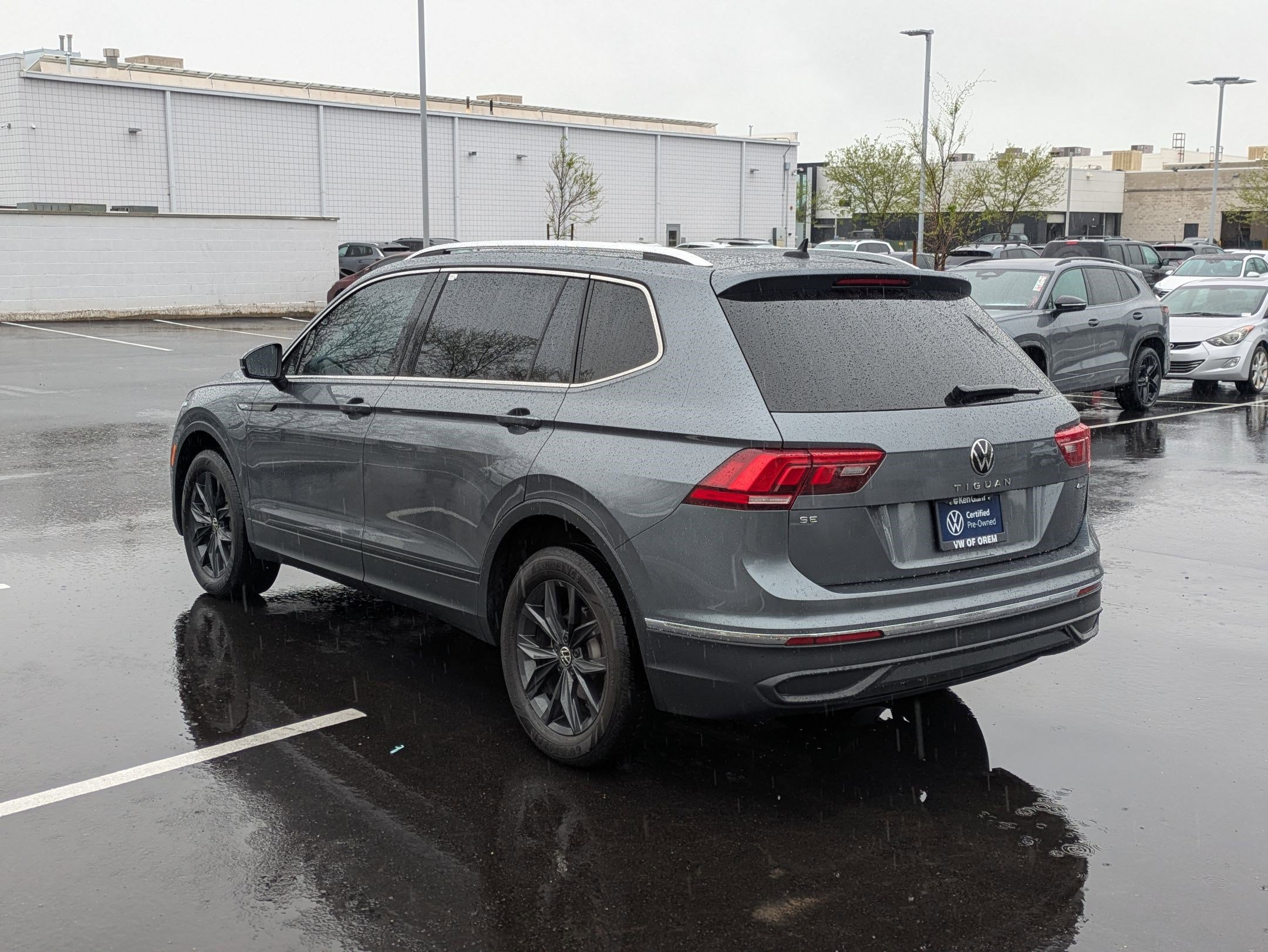 Certified 2024 Volkswagen Tiguan SE w/ Panoramic Sunroof Package image 9