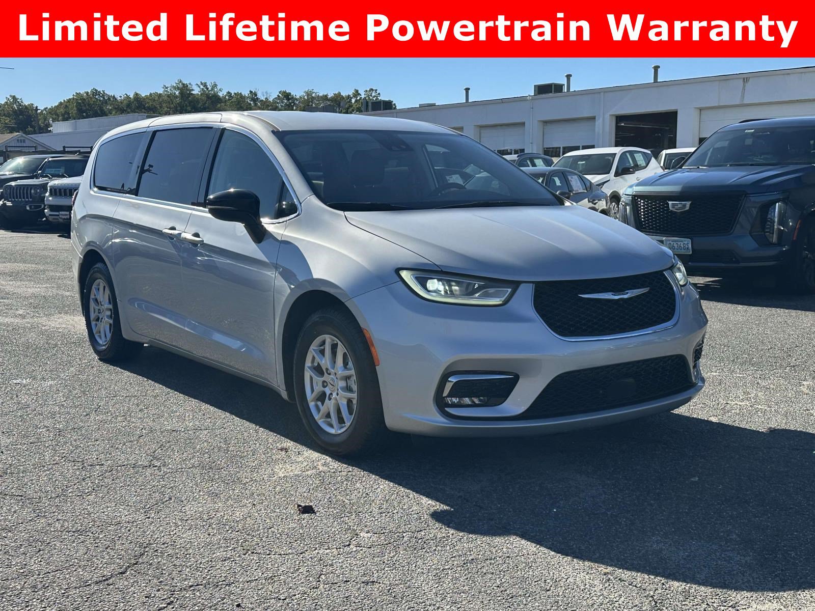 Used 2024 Chrysler Pacifica Touring-L FWD image 1
