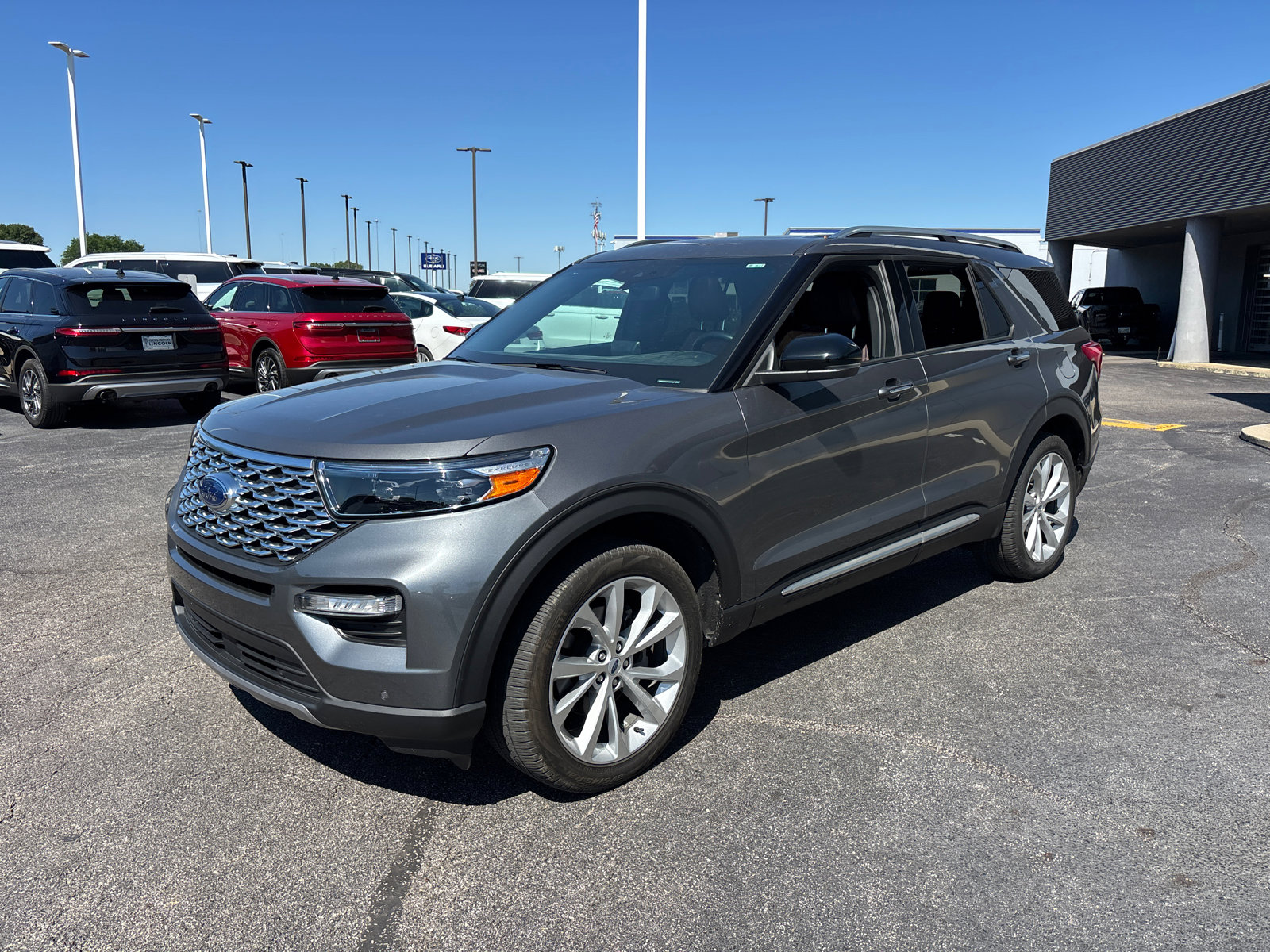 Used 2023 Ford Explorer Platinum w/ Technology Package AWD/4WD image 3