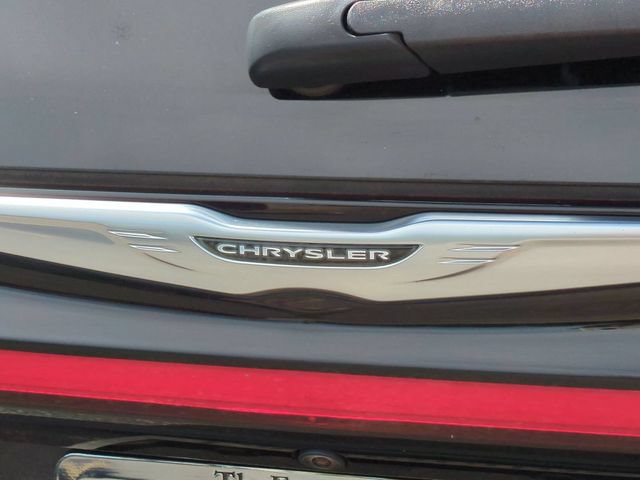 Used 2023 Chrysler Pacifica Touring-L FWD image 9