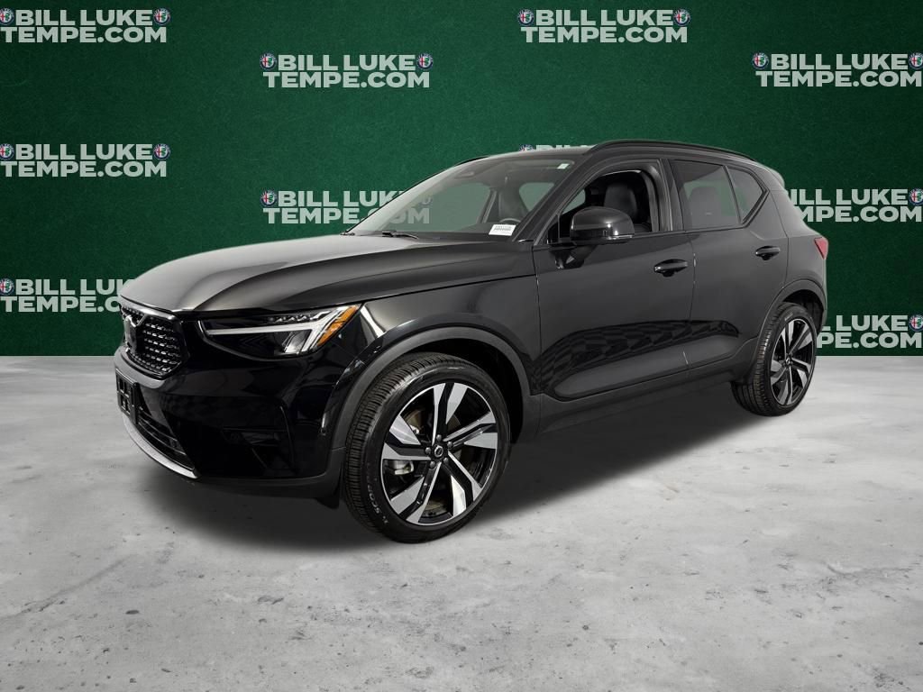 Used 2025 Volvo XC40 B5 Plus AWD/4WD image 3