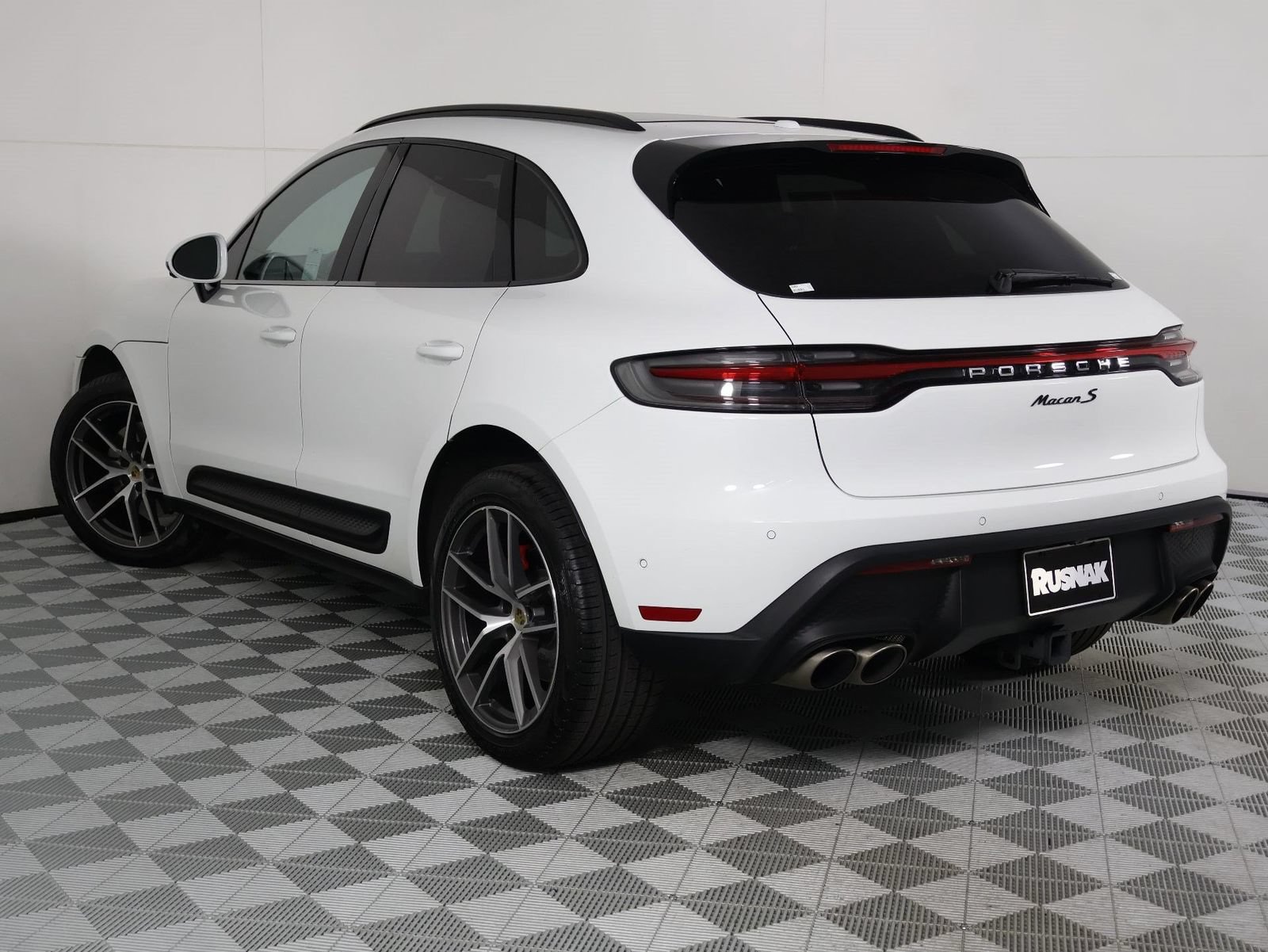 Certified 2023 Porsche Macan S AWD/4WD image 3