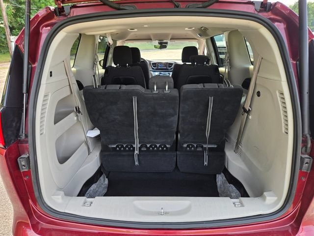 Used 2023 Chrysler Voyager LX FWD image 16