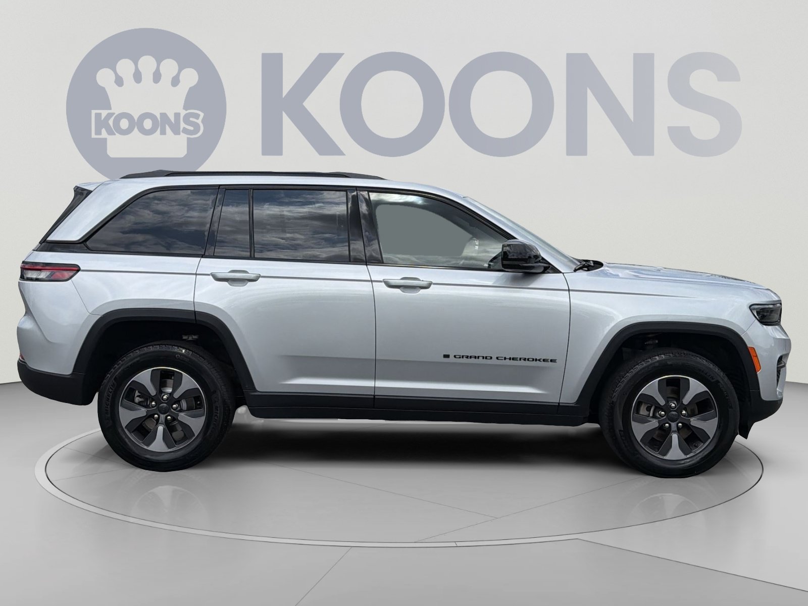 Used 2023 Jeep Grand Cherokee Altitude AWD/4WD image 8