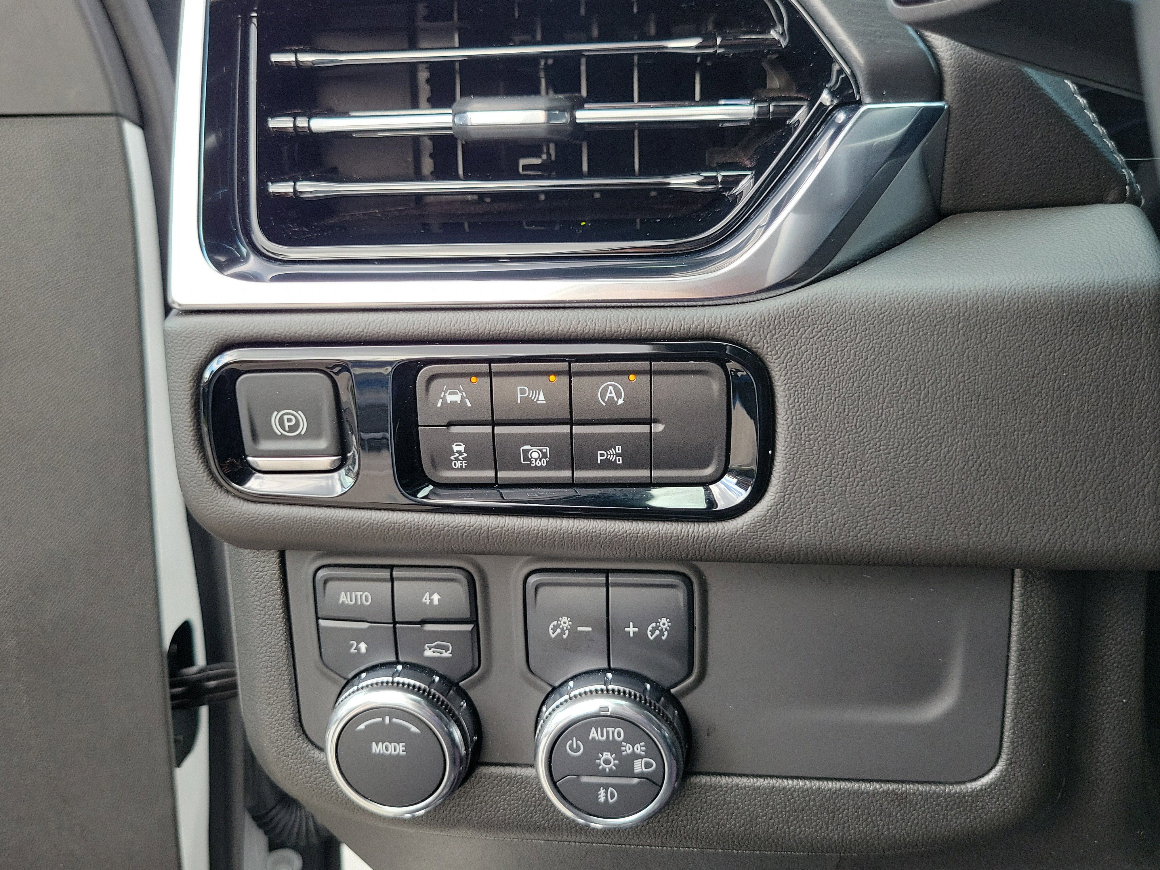 Used 2025 GMC Yukon XL Denali AWD/4WD image 24