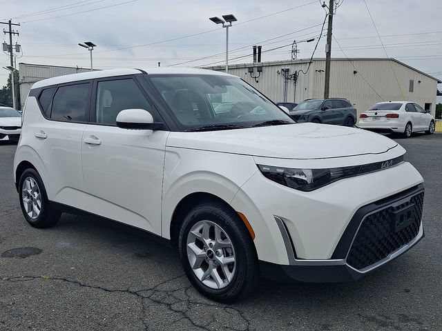Used 2025 Kia Soul LX w/ LX Technology Package FWD image 3
