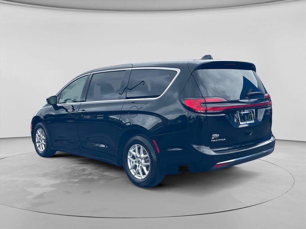 Used 2024 Chrysler Pacifica Touring-L FWD image 5