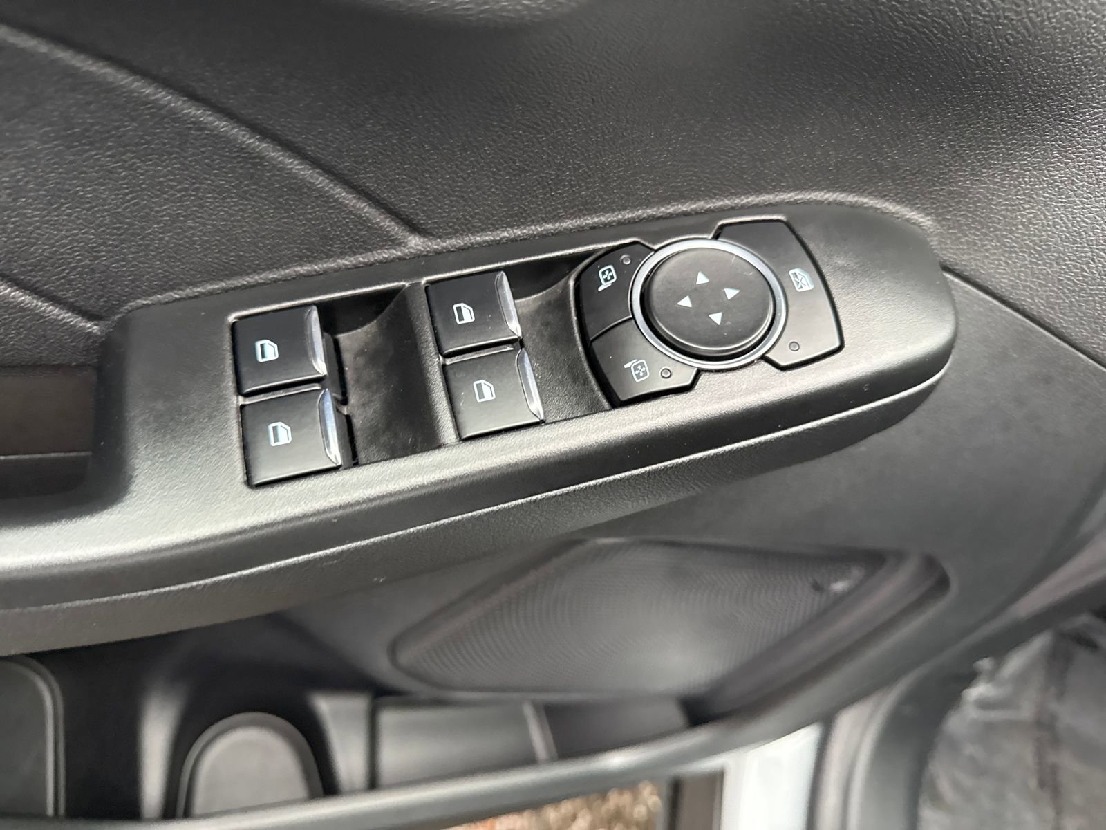 Used 2025 Ford Escape SE image 11