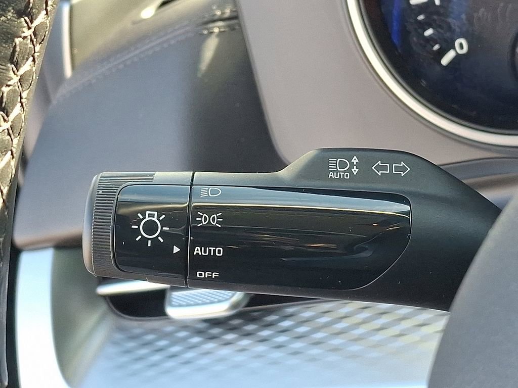 Used 2024 Kia Carnival LX image 25