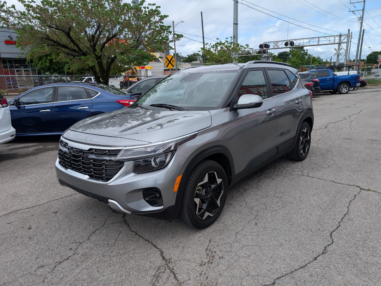 Used 2025 Kia Seltos EX FWD image 3