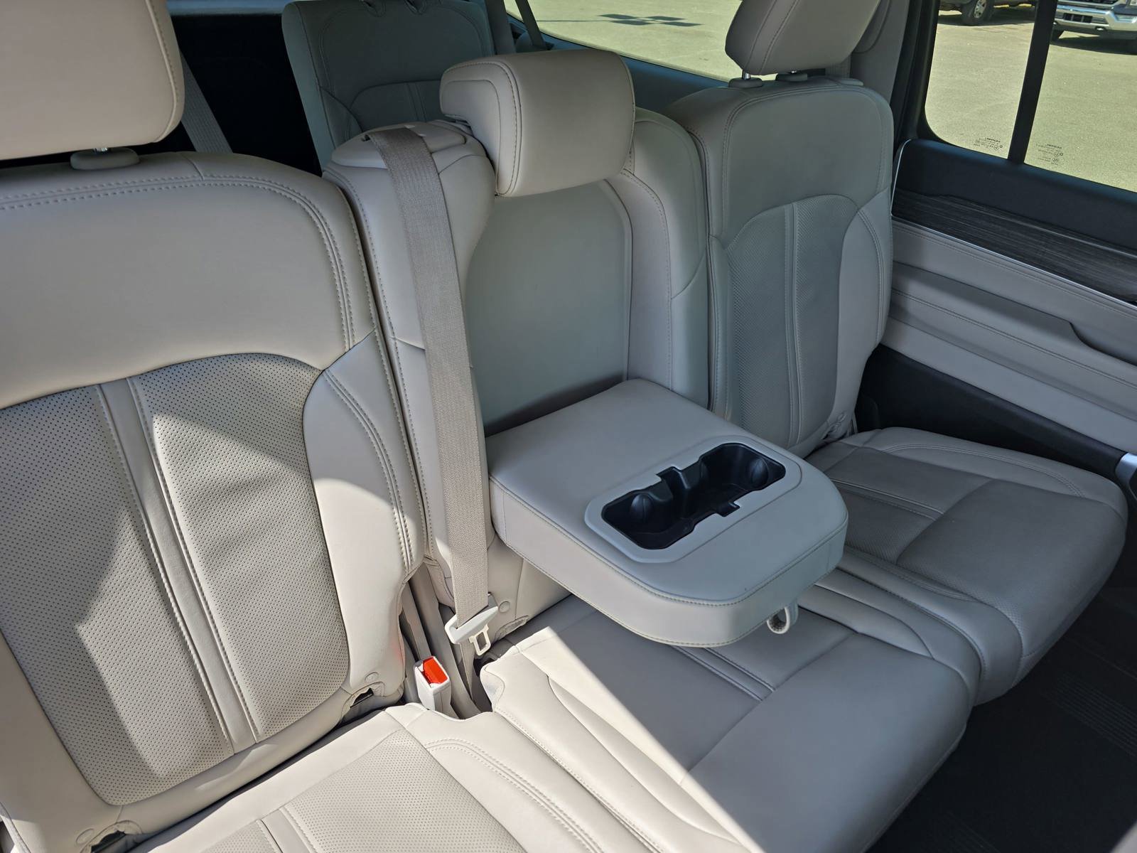 Used 2024 Jeep Wagoneer L Series II w/ Flexible Seating Group RWD image 11